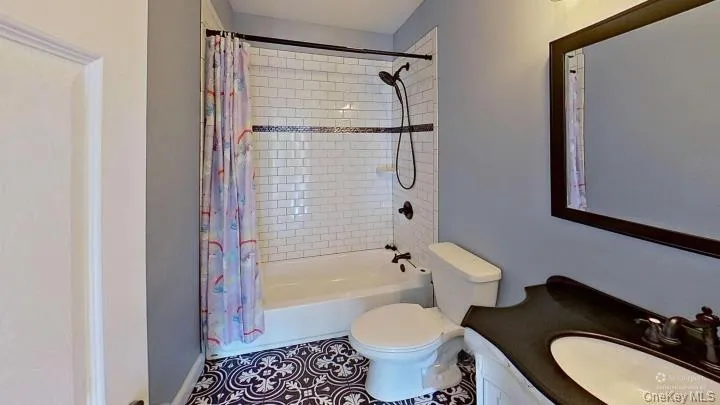 Hallway FULL BATH is conveniently located! Hallway FULL BATH is conveniently located!