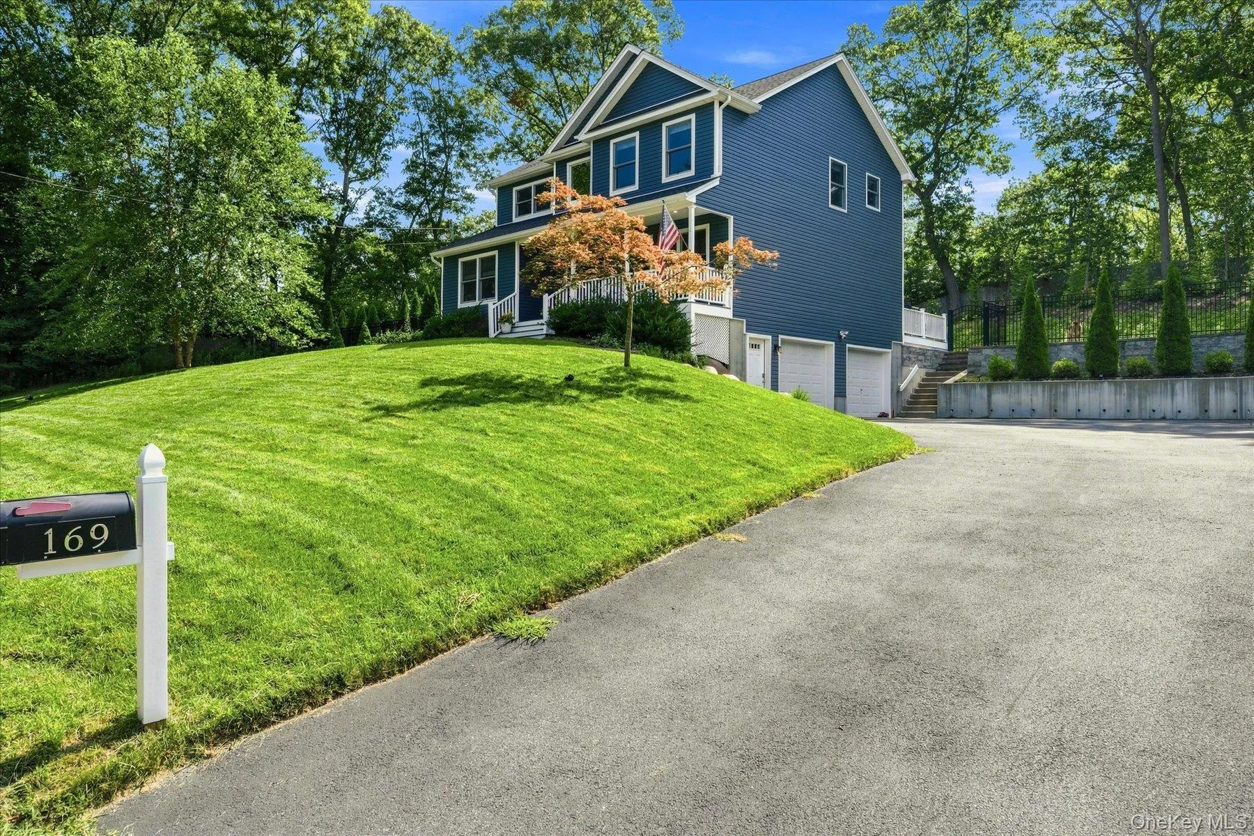 Oversized Driveway, Fully Fenced Yard Oversized Driveway, Fully Fenced Yard