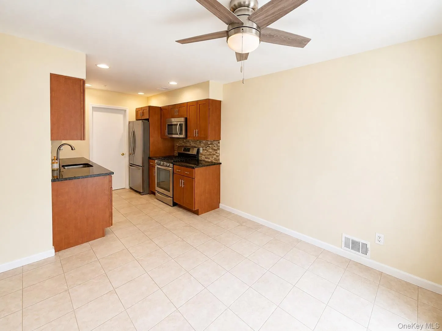 Eat-in kitchen. Eat-in kitchen.