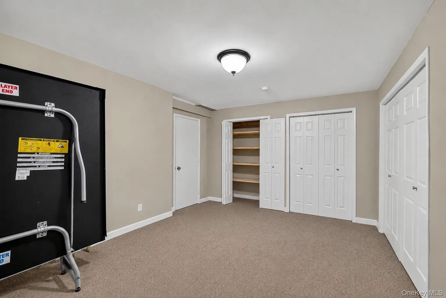 The room was virtually decluttered The room was virtually decluttered