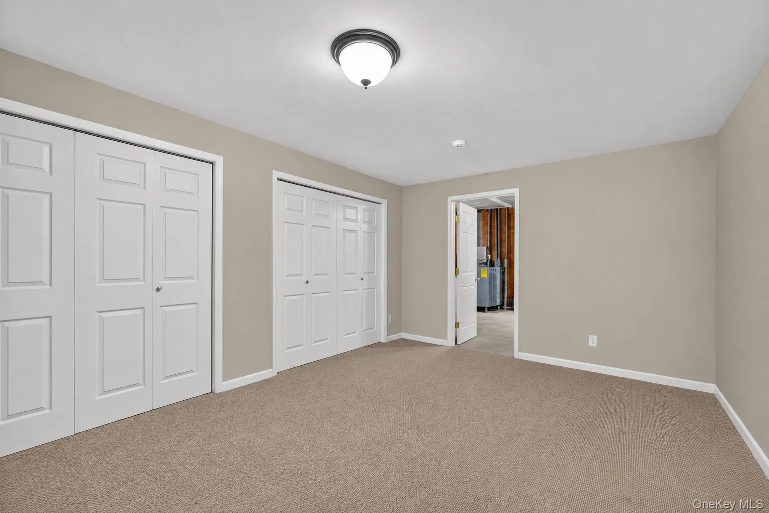 The room was virtually decluttered The room was virtually decluttered