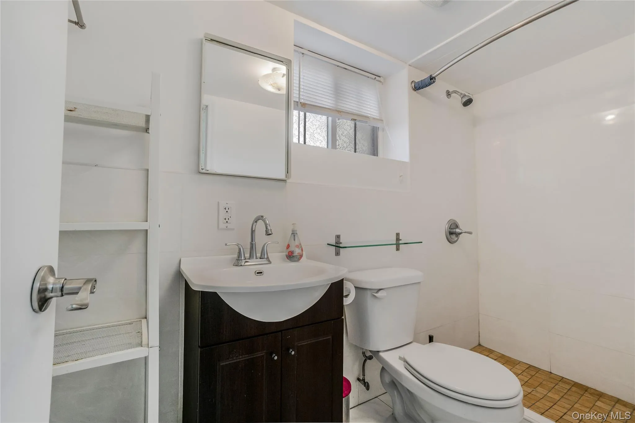 15 Broadway, North Hempstead, NY, 3 Bedrooms Bedrooms, 7 Rooms Rooms,2 BathroomsBathrooms,Residential Lease,For Rent,Broadway,0,1038726 15 Broadway, North Hempstead, NY, 3 Bedrooms Bedrooms, 7 Rooms Rooms,2 BathroomsBathrooms,Residential Lease,For Rent,Broadway,0,1038726