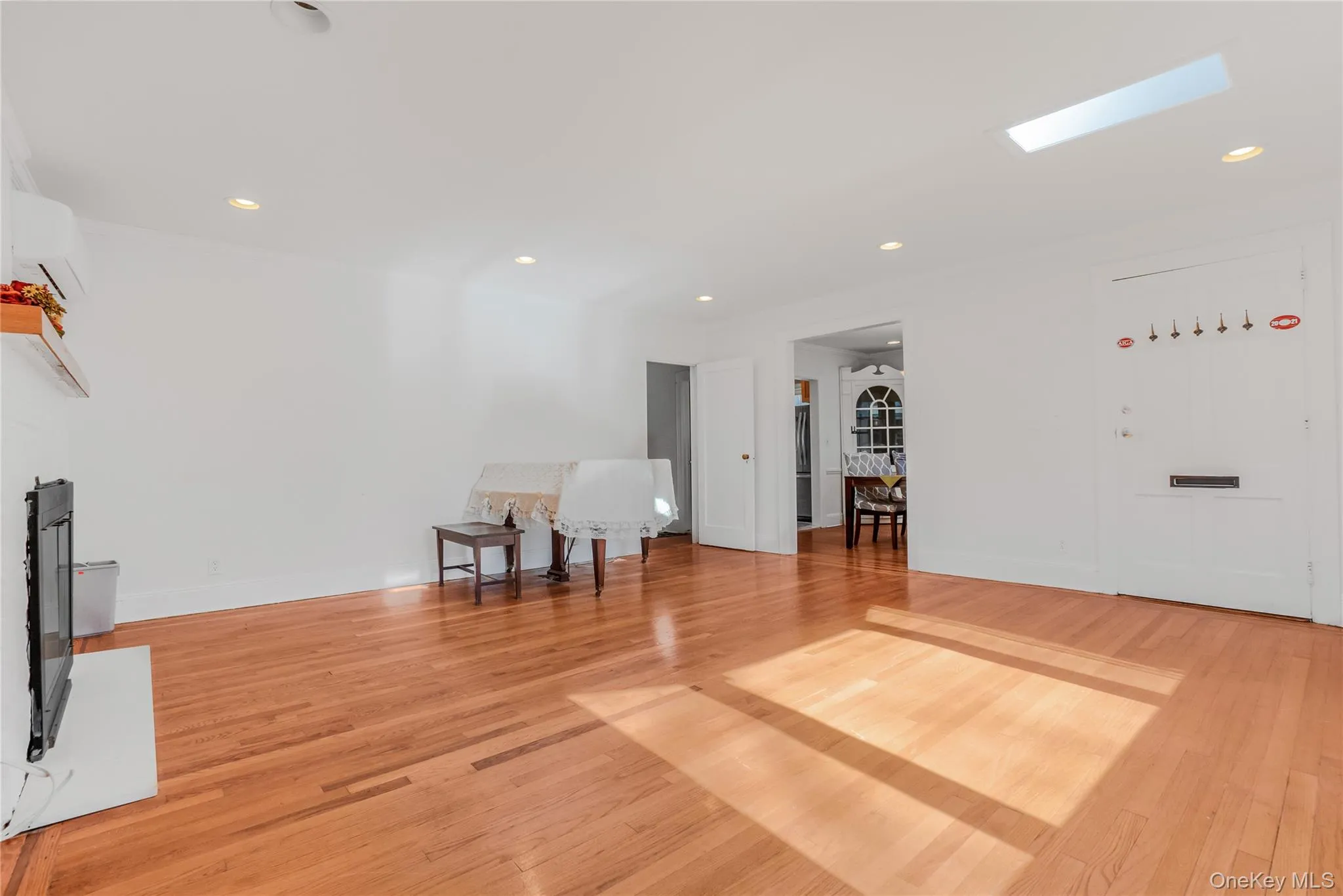 15 Broadway, North Hempstead, NY, 3 Bedrooms Bedrooms, 7 Rooms Rooms,2 BathroomsBathrooms,Residential Lease,For Rent,Broadway,0,1038726 15 Broadway, North Hempstead, NY, 3 Bedrooms Bedrooms, 7 Rooms Rooms,2 BathroomsBathrooms,Residential Lease,For Rent,Broadway,0,1038726
