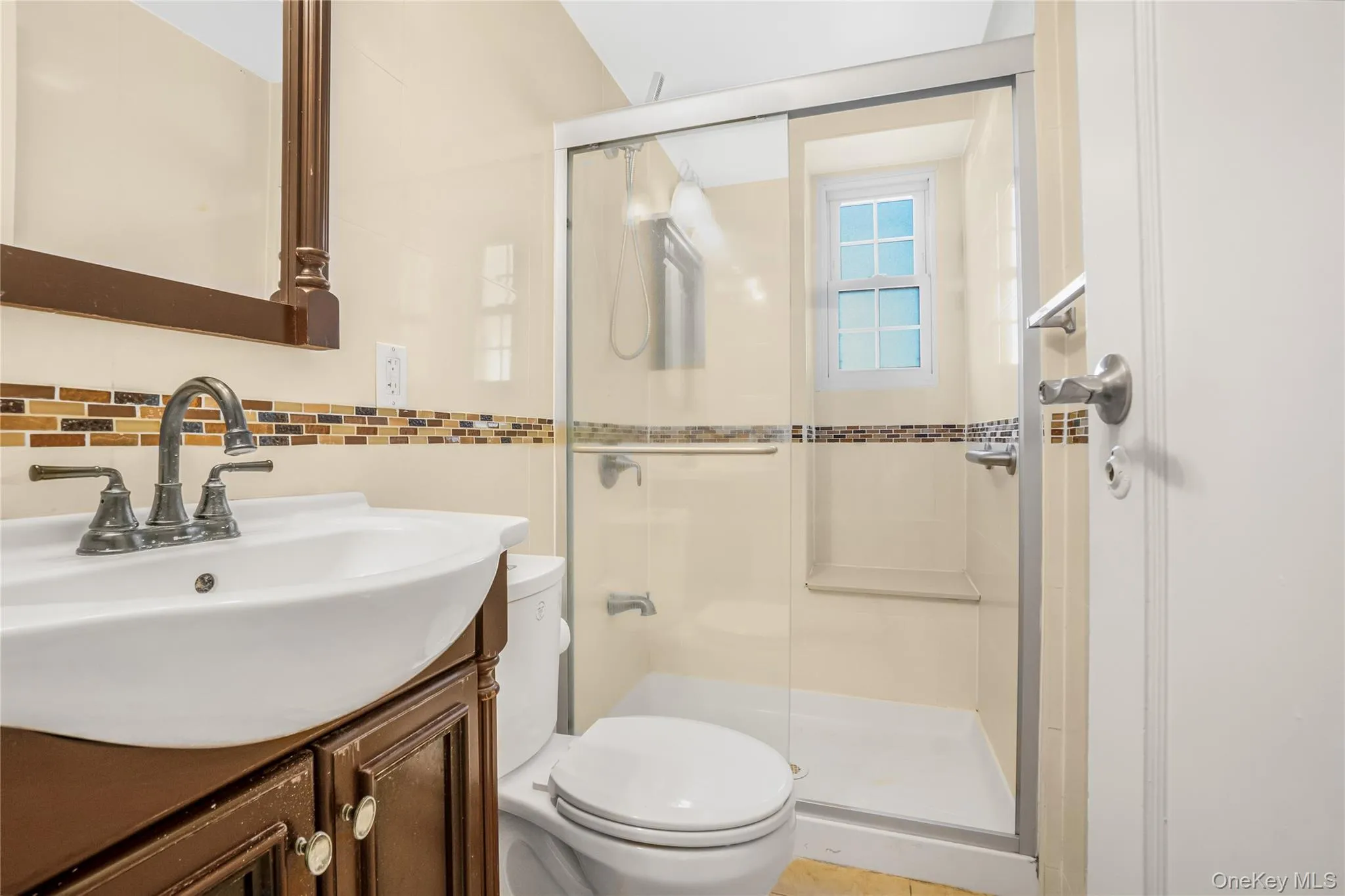 15 Broadway, North Hempstead, NY, 3 Bedrooms Bedrooms, 7 Rooms Rooms,2 BathroomsBathrooms,Residential Lease,For Rent,Broadway,0,1038726 15 Broadway, North Hempstead, NY, 3 Bedrooms Bedrooms, 7 Rooms Rooms,2 BathroomsBathrooms,Residential Lease,For Rent,Broadway,0,1038726