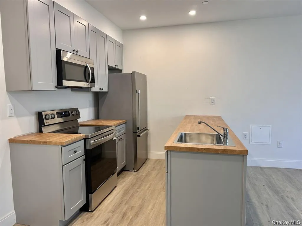 362 MERRICK Road, Hempstead, NY, 1 Bedroom Bedrooms, 3 Rooms Rooms,1 BathroomBathrooms,Residential Lease,For Rent,MERRICK,0,1038772 362 MERRICK Road, Hempstead, NY, 1 Bedroom Bedrooms, 3 Rooms Rooms,1 BathroomBathrooms,Residential Lease,For Rent,MERRICK,0,1038772