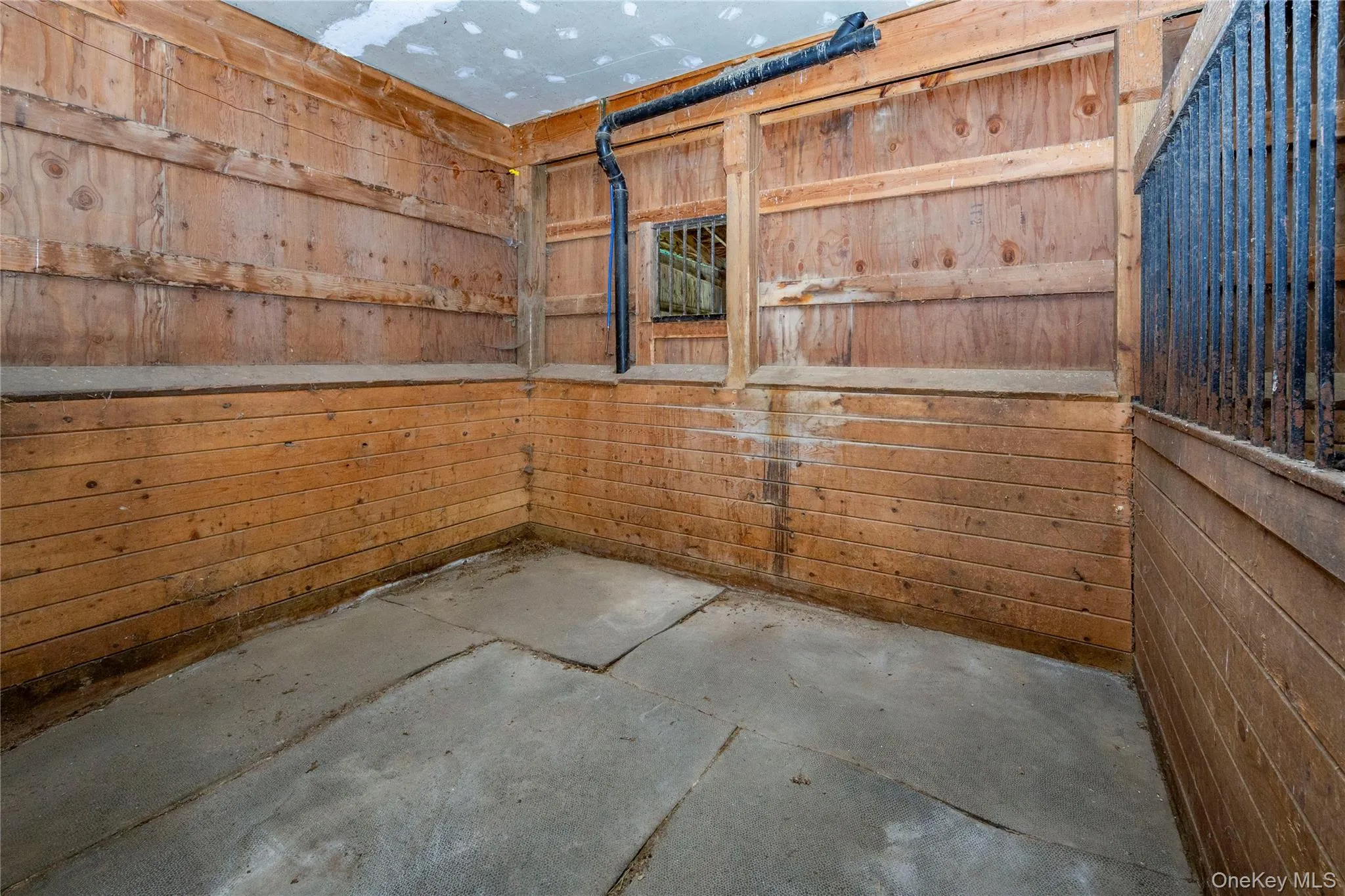4 horse stalls, two for mechanicals, feed and tack. 4 horse stalls, two for mechanicals, feed and tack.