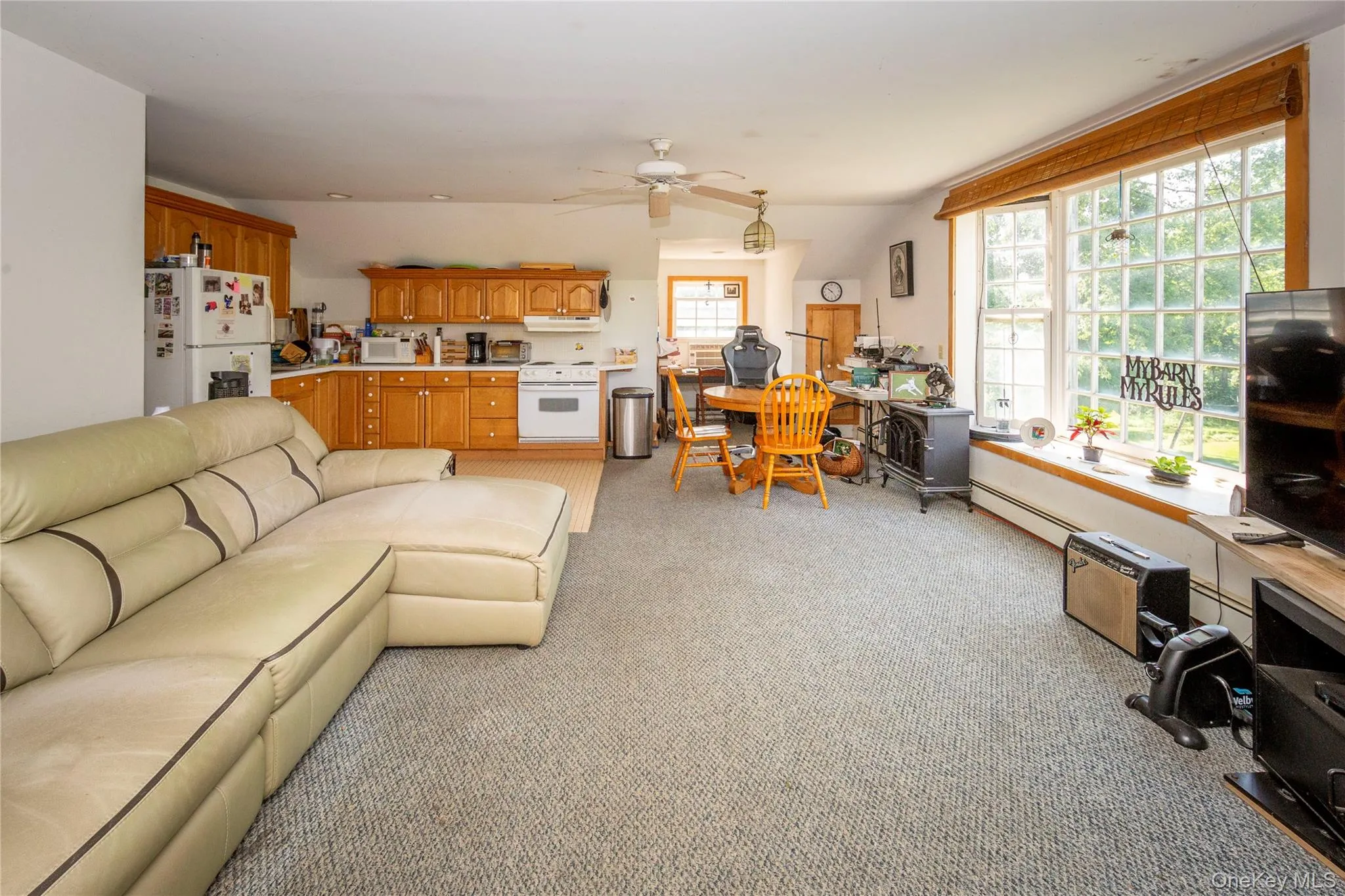 Caretaker apartment above. Caretaker apartment above.