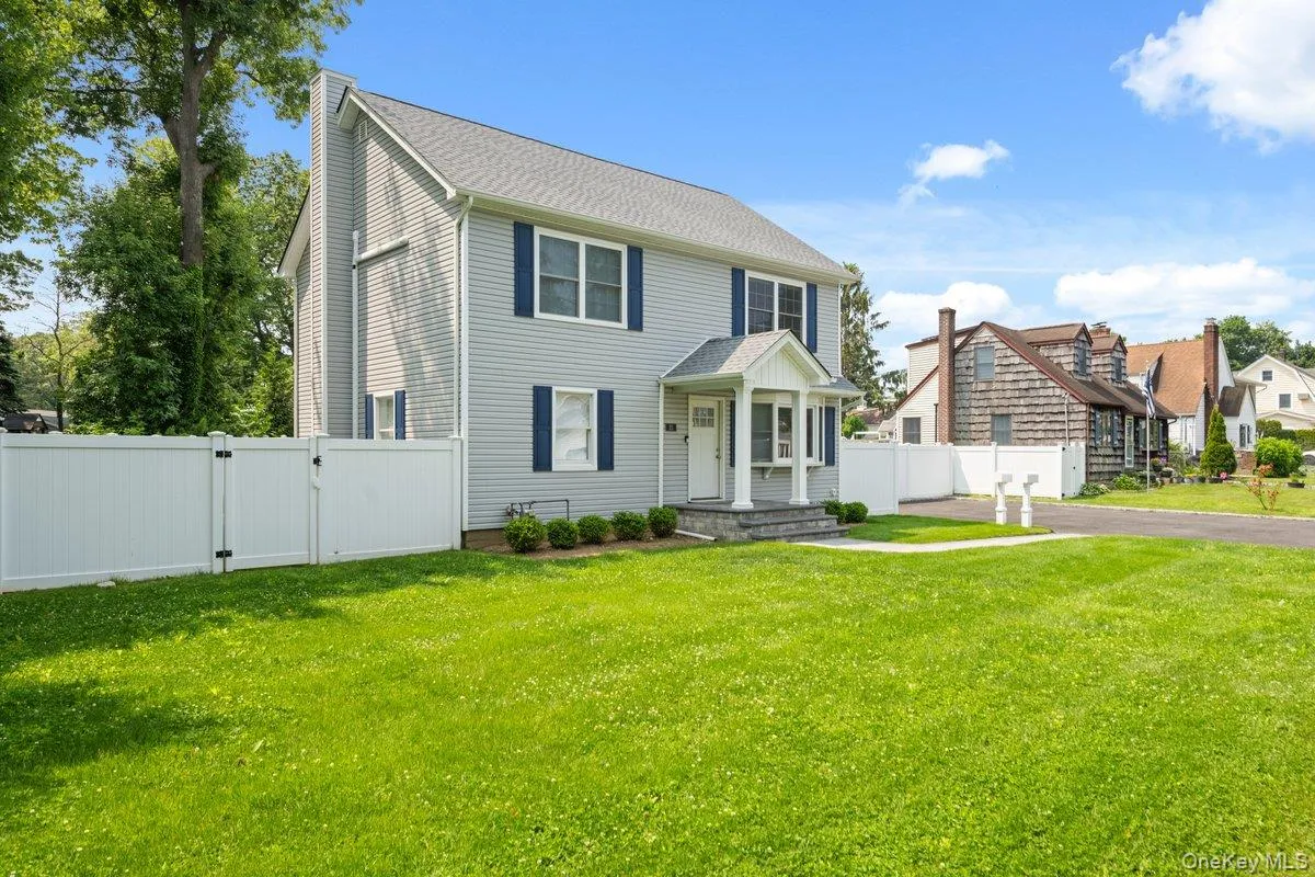 25 Lorraine, Huntington, NY, 4 Bedrooms Bedrooms, 6 Rooms Rooms,2 BathroomsBathrooms,Residential Lease,For Rent,Lorraine,0,1038799 25 Lorraine, Huntington, NY, 4 Bedrooms Bedrooms, 6 Rooms Rooms,2 BathroomsBathrooms,Residential Lease,For Rent,Lorraine,0,1038799