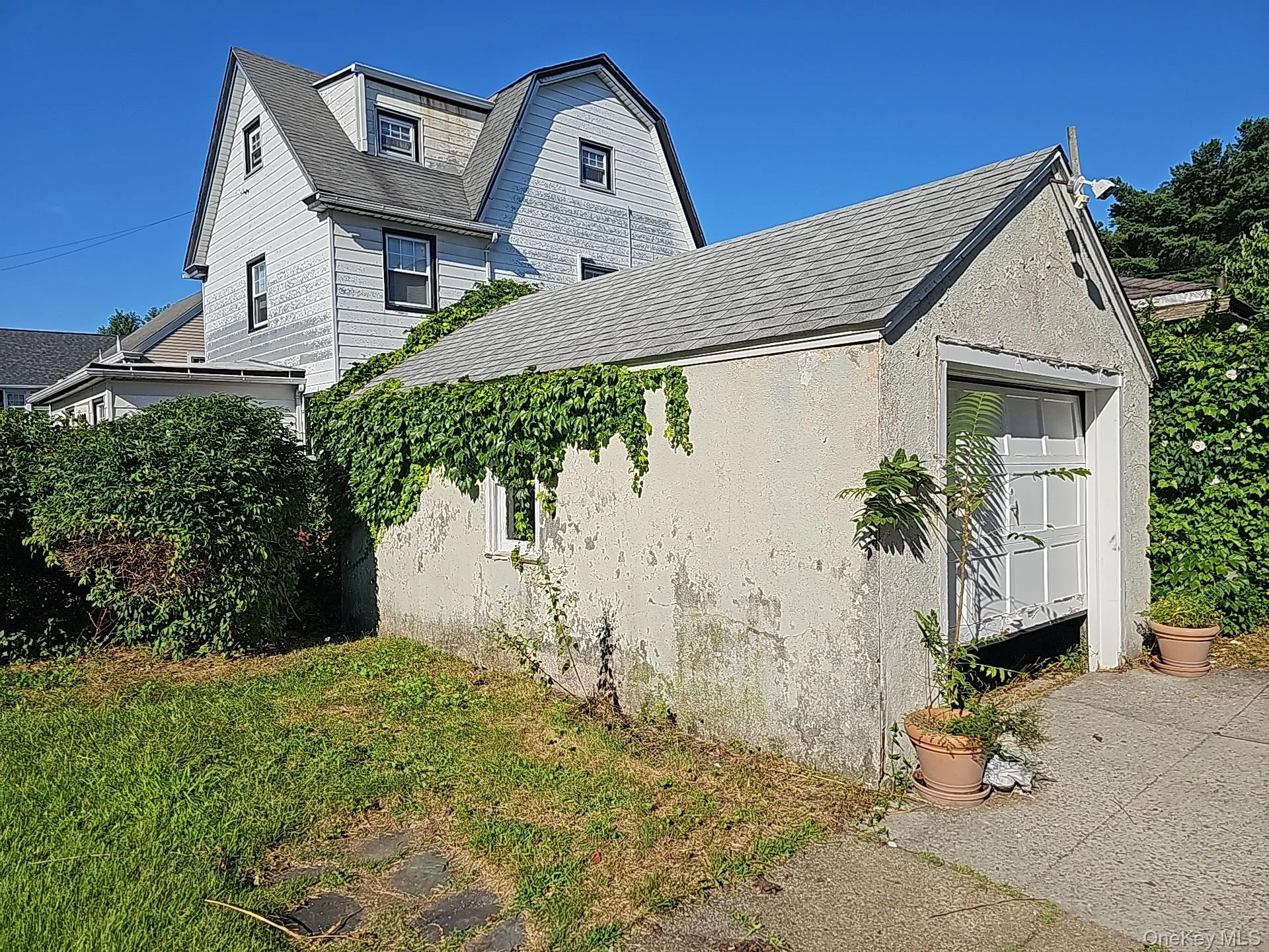 Detached garage. Detached garage.