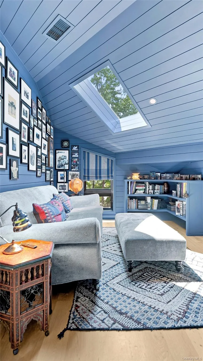 A cozy private snug adjoining the primary suite—ideal for reading, relaxing or a quiet home office. A cozy private snug adjoining the primary suite—ideal for reading, relaxing or a quiet home office.