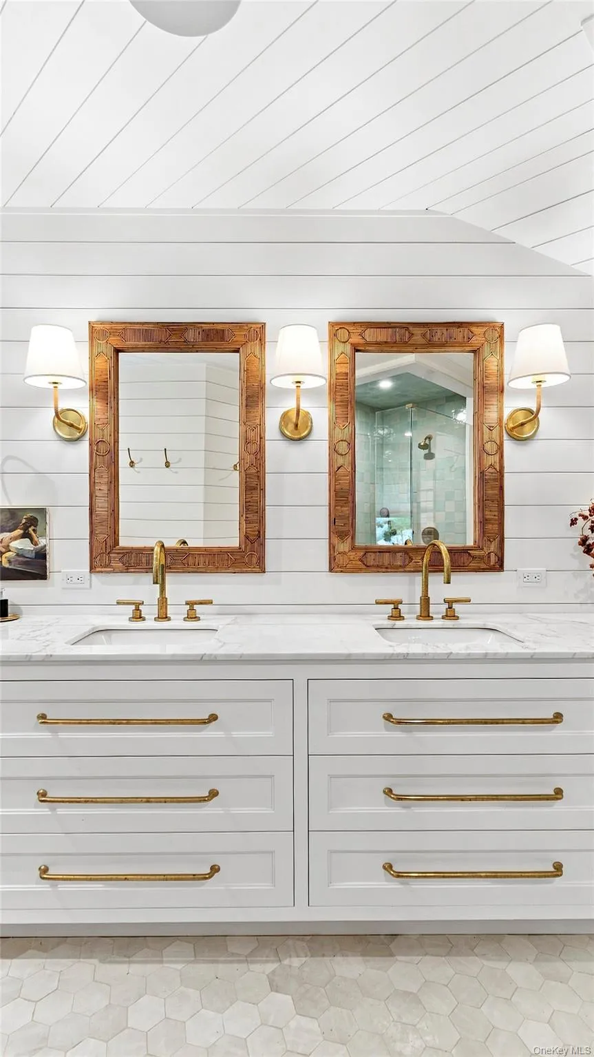 Warm brass details and beautifully considered finishes. Warm brass details and beautifully considered finishes.