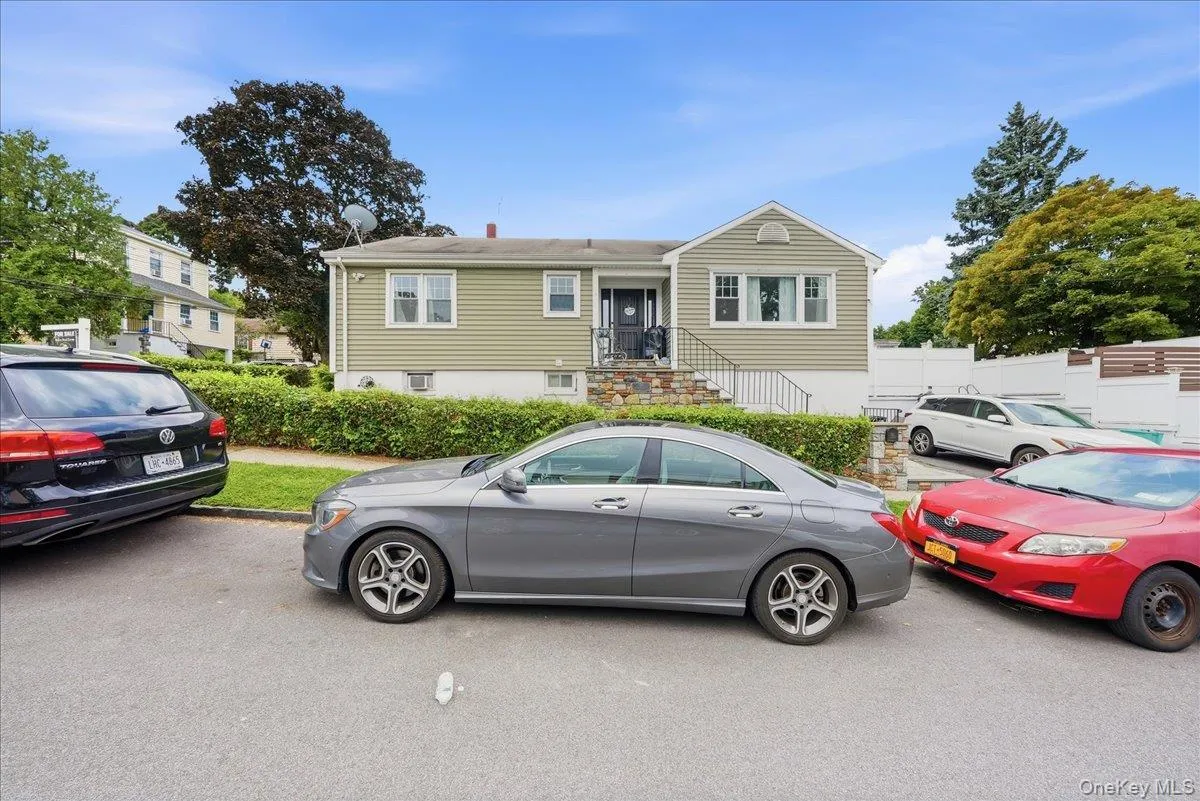 25 Coolidge Avenue, Yonkers, NY, 2 Bedrooms Bedrooms, 8 Rooms Rooms,2 BathroomsBathrooms,Residential,For Rent,Coolidge,0,1038877 25 Coolidge Avenue, Yonkers, NY, 2 Bedrooms Bedrooms, 8 Rooms Rooms,2 BathroomsBathrooms,Residential,For Rent,Coolidge,0,1038877