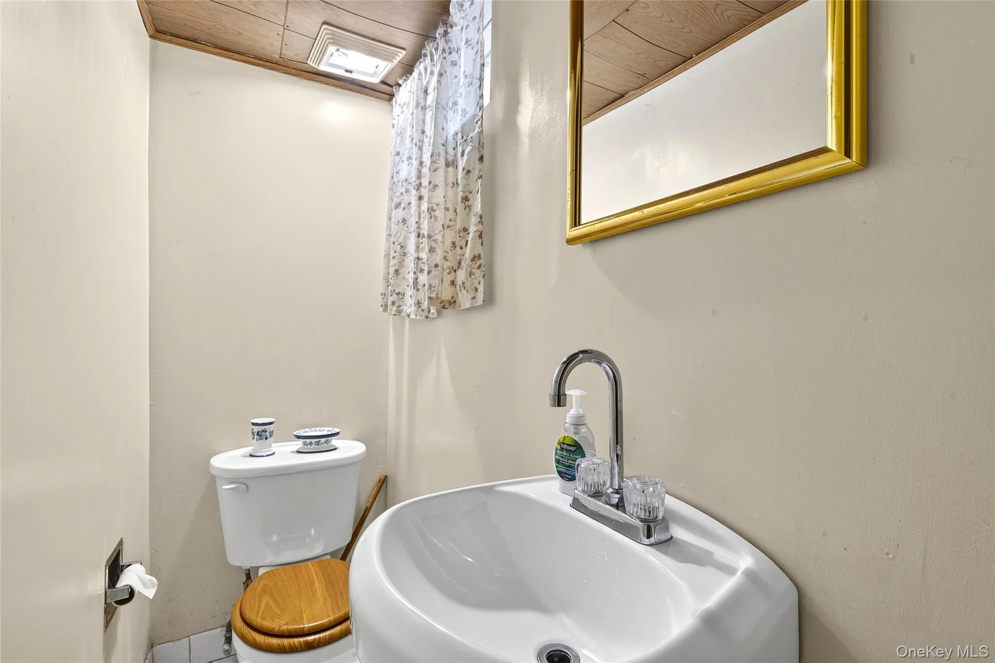 Half bathroom Half bathroom