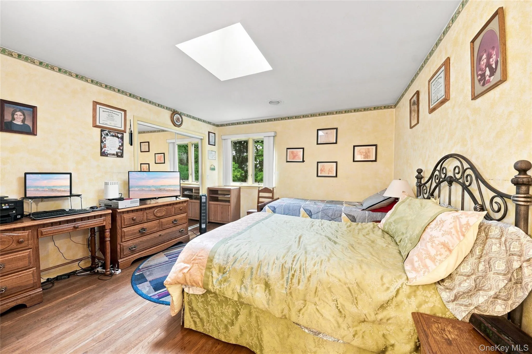 Bedroom w/ full bath Bedroom w/ full bath