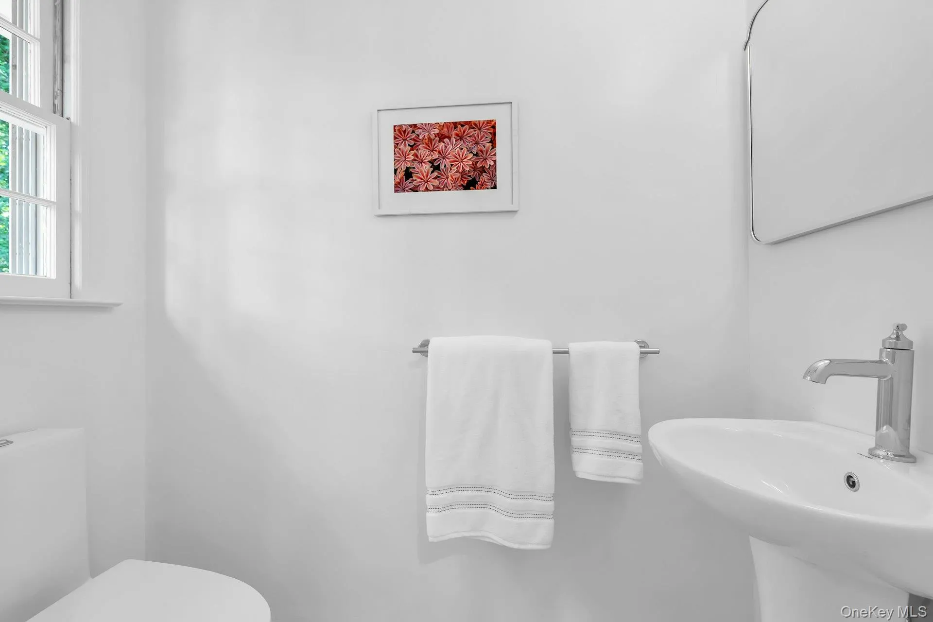 Pedestal sink with chrome faucet ensuite to guest bedroom Pedestal sink with chrome faucet ensuite to guest bedroom