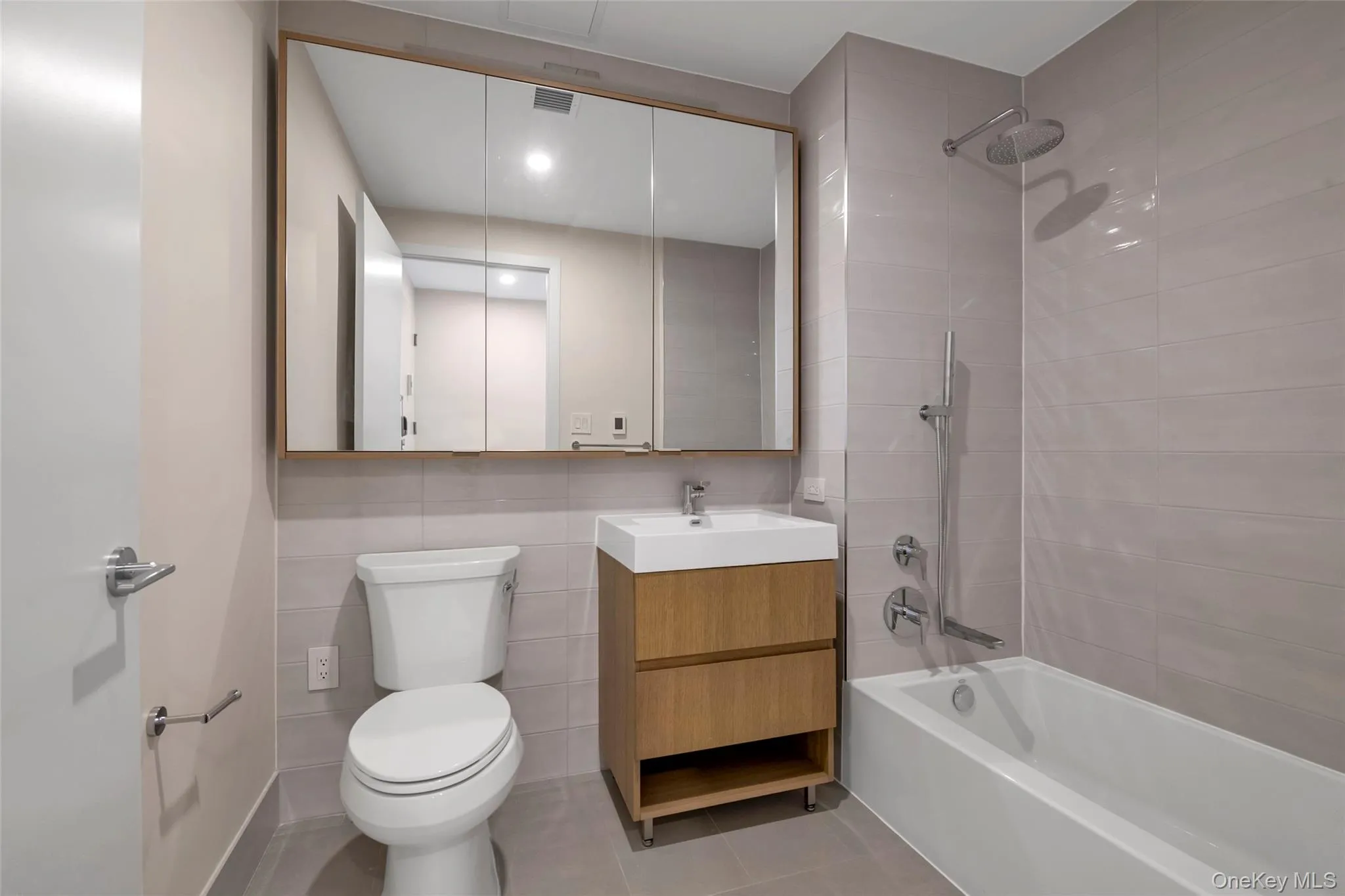 131-02B 40th Road, New York, NY, 1 Bedroom Bedrooms, 3 Rooms Rooms,1 BathroomBathrooms,Residential,For Rent,40th,0,1039007 131-02B 40th Road, New York, NY, 1 Bedroom Bedrooms, 3 Rooms Rooms,1 BathroomBathrooms,Residential,For Rent,40th,0,1039007