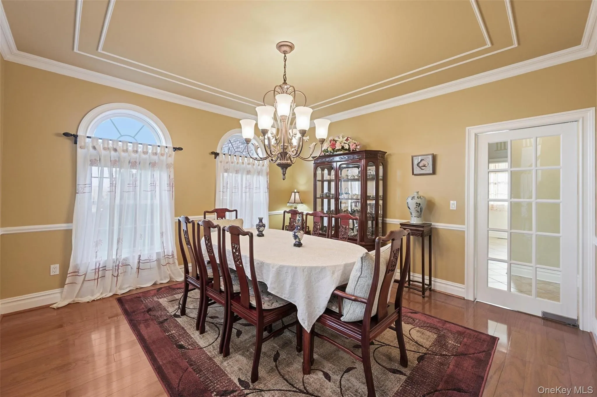 Spacious Dining room with beautiful Tray ceiling Spacious Dining room with beautiful Tray ceiling