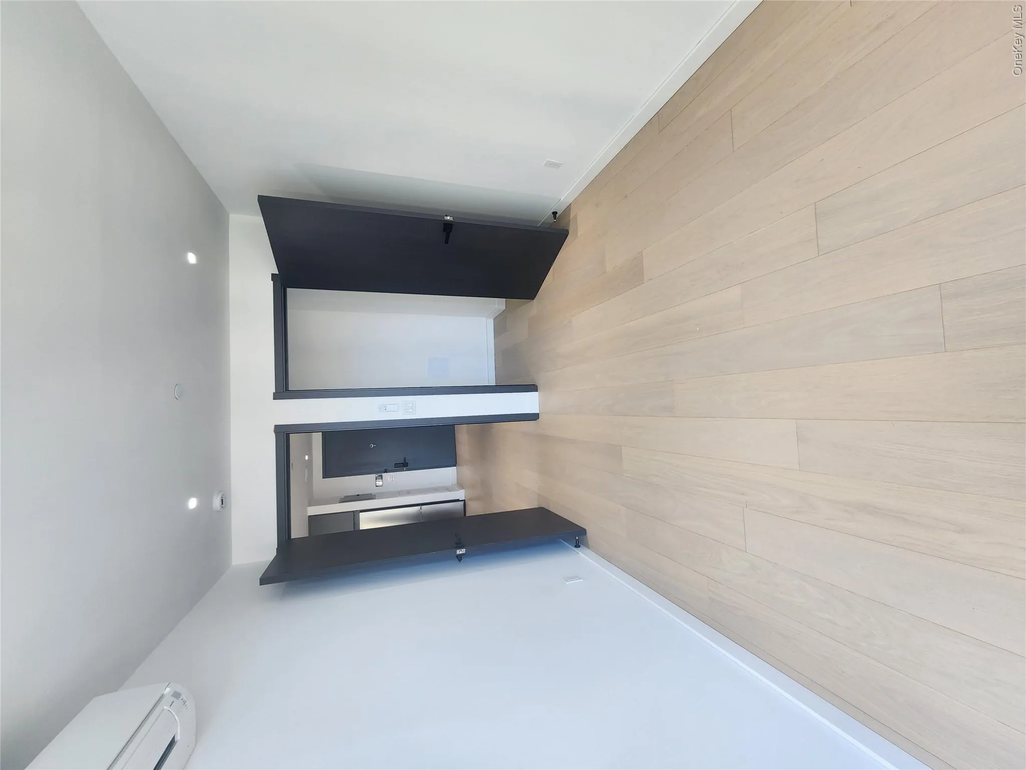 Spacious Bedroom with walk in closet Spacious Bedroom with walk in closet