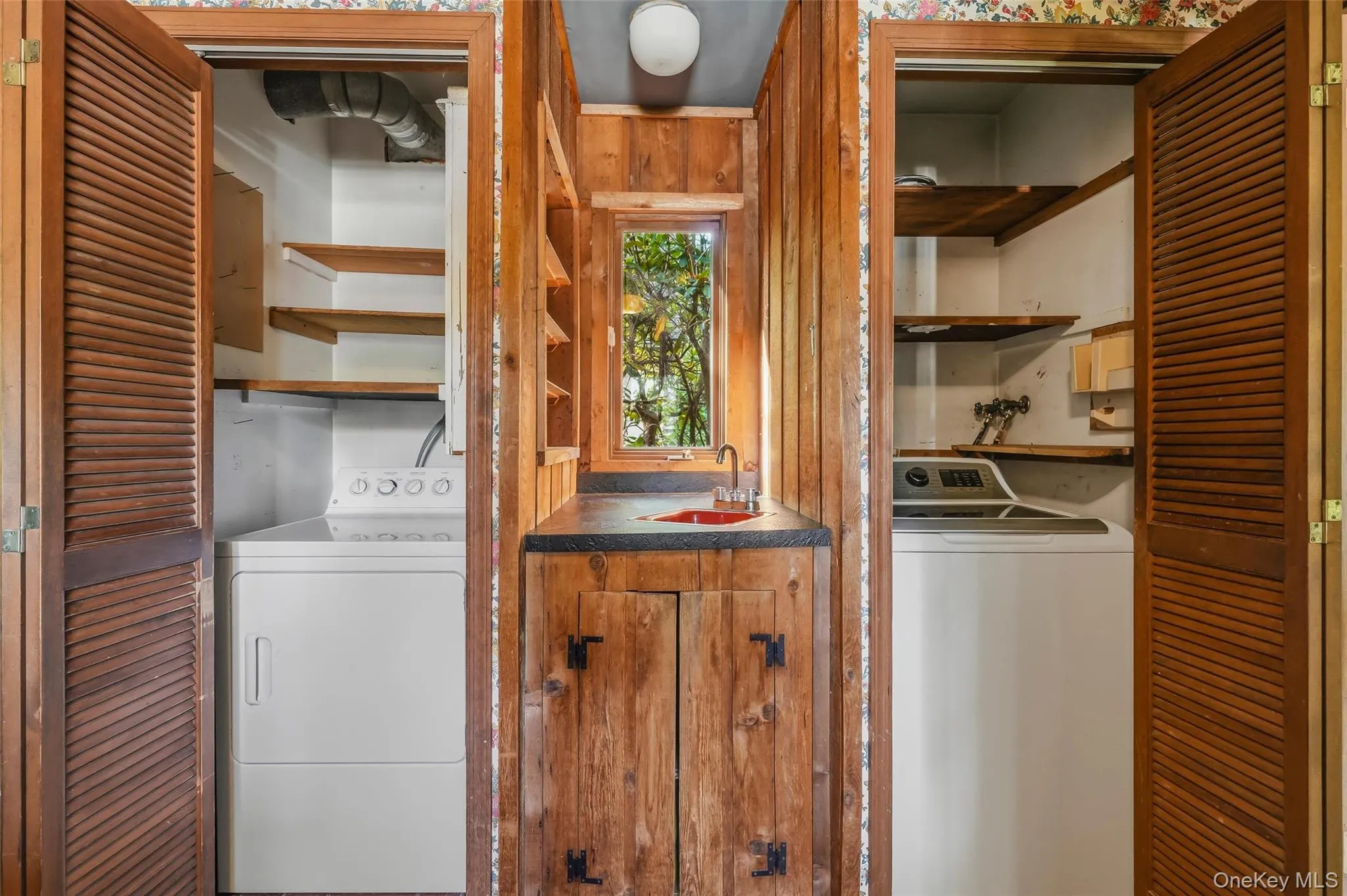 The laundry closet is located in the mud room area. The laundry closet is located in the mud room area.