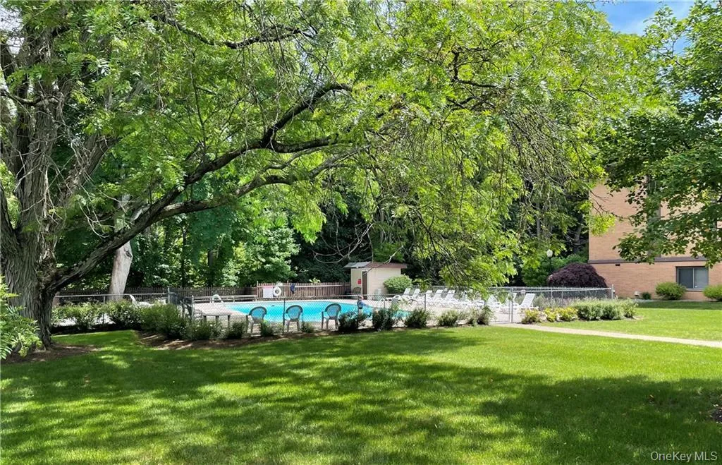 Park like setting around the pool Park like setting around the pool