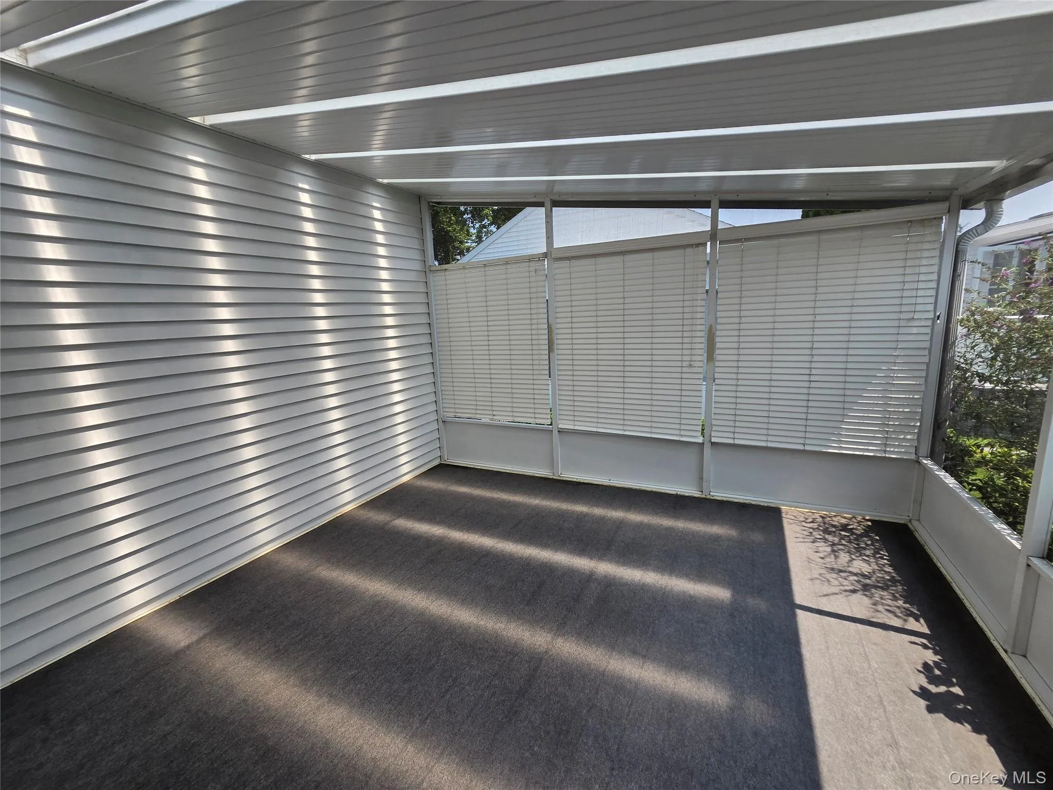 Screened-in Sunroom Screened-in Sunroom