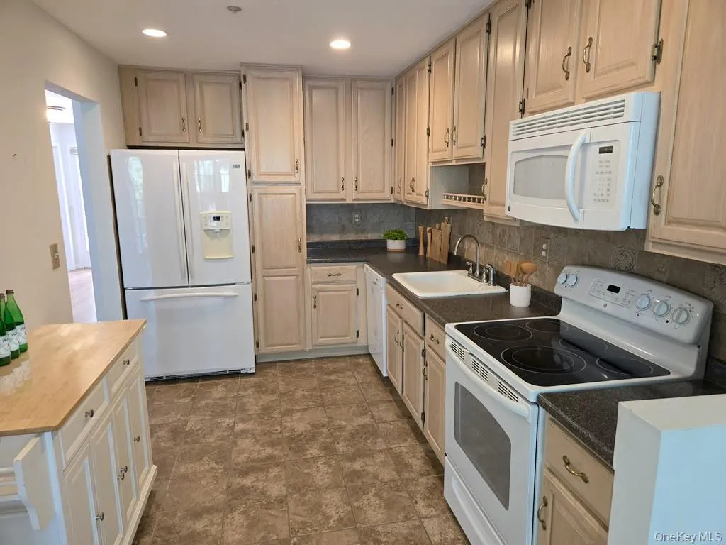1506 Pondcrest Lane, Greenburgh, NY, 3 Bedrooms Bedrooms, 7 Rooms Rooms,2 BathroomsBathrooms,Residential,For Rent,Pondcrest,0,1039146 1506 Pondcrest Lane, Greenburgh, NY, 3 Bedrooms Bedrooms, 7 Rooms Rooms,2 BathroomsBathrooms,Residential,For Rent,Pondcrest,0,1039146
