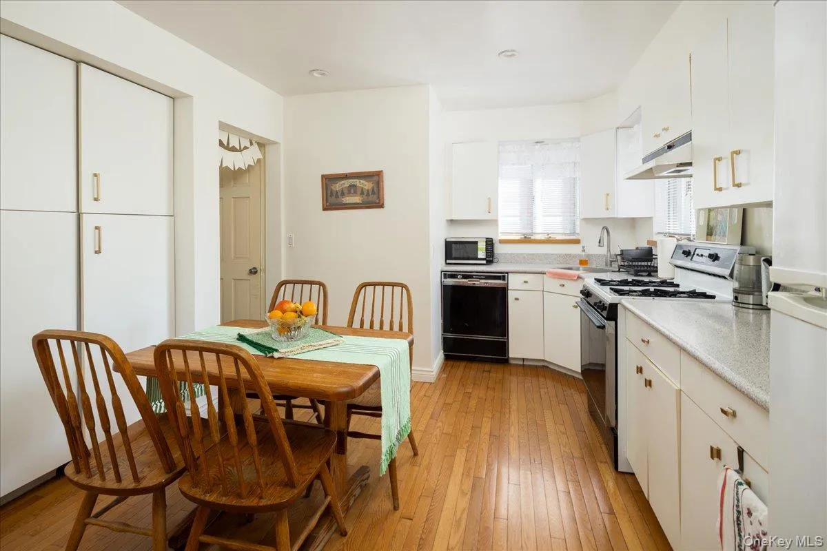 Eat in Kitchen Eat in Kitchen