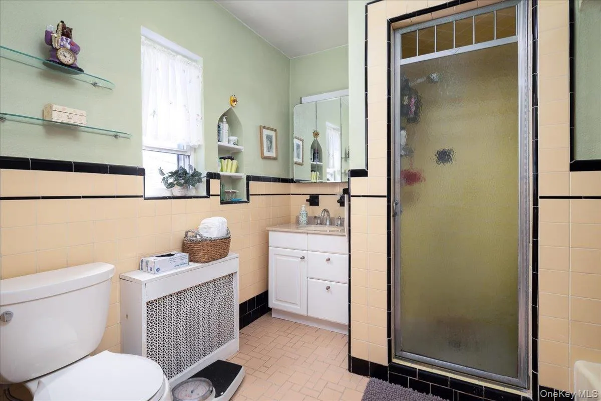 Full Bathroom on 2nd Floor Full Bathroom on 2nd Floor