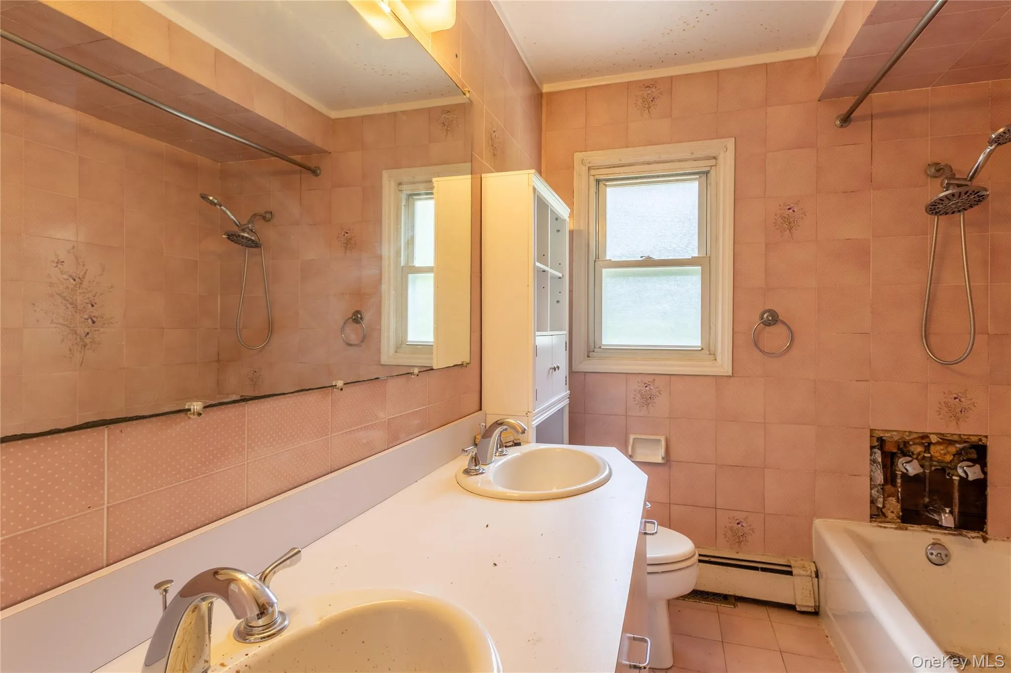 Dual sinks in vanity, tub/shower Dual sinks in vanity, tub/shower