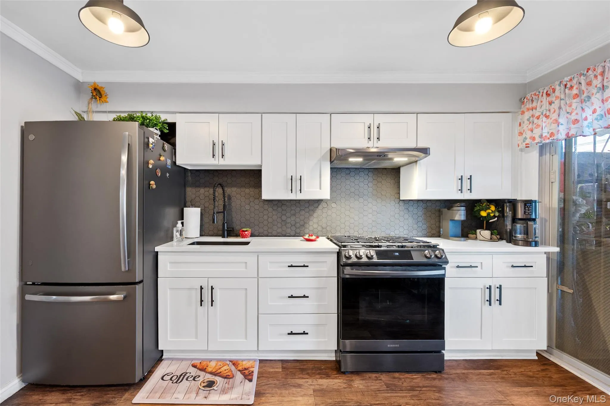 6991 Caldwell Avenue, New York, NY, 3 Bedrooms Bedrooms, 10 Rooms Rooms,2 BathroomsBathrooms,Residential,For Rent,Caldwell,0,1039184 6991 Caldwell Avenue, New York, NY, 3 Bedrooms Bedrooms, 10 Rooms Rooms,2 BathroomsBathrooms,Residential,For Rent,Caldwell,0,1039184