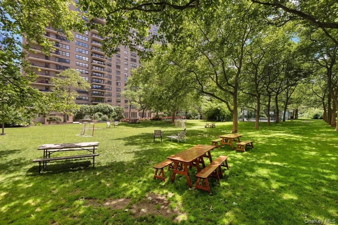185 End Avenue, New York, NY, 2 Rooms Rooms,1 BathroomBathrooms,Residential,For Rent,End,0,1039186 185 End Avenue, New York, NY, 2 Rooms Rooms,1 BathroomBathrooms,Residential,For Rent,End,0,1039186