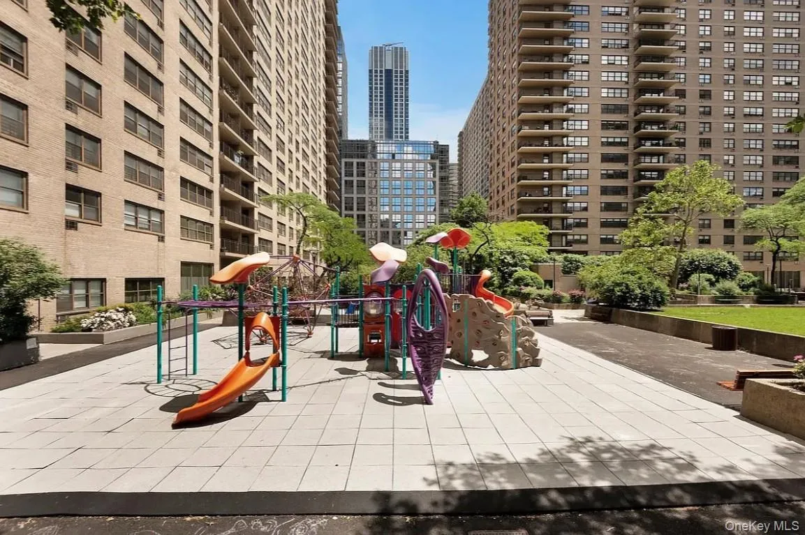 185 End Avenue, New York, NY, 2 Rooms Rooms,1 BathroomBathrooms,Residential,For Rent,End,0,1039186 185 End Avenue, New York, NY, 2 Rooms Rooms,1 BathroomBathrooms,Residential,For Rent,End,0,1039186