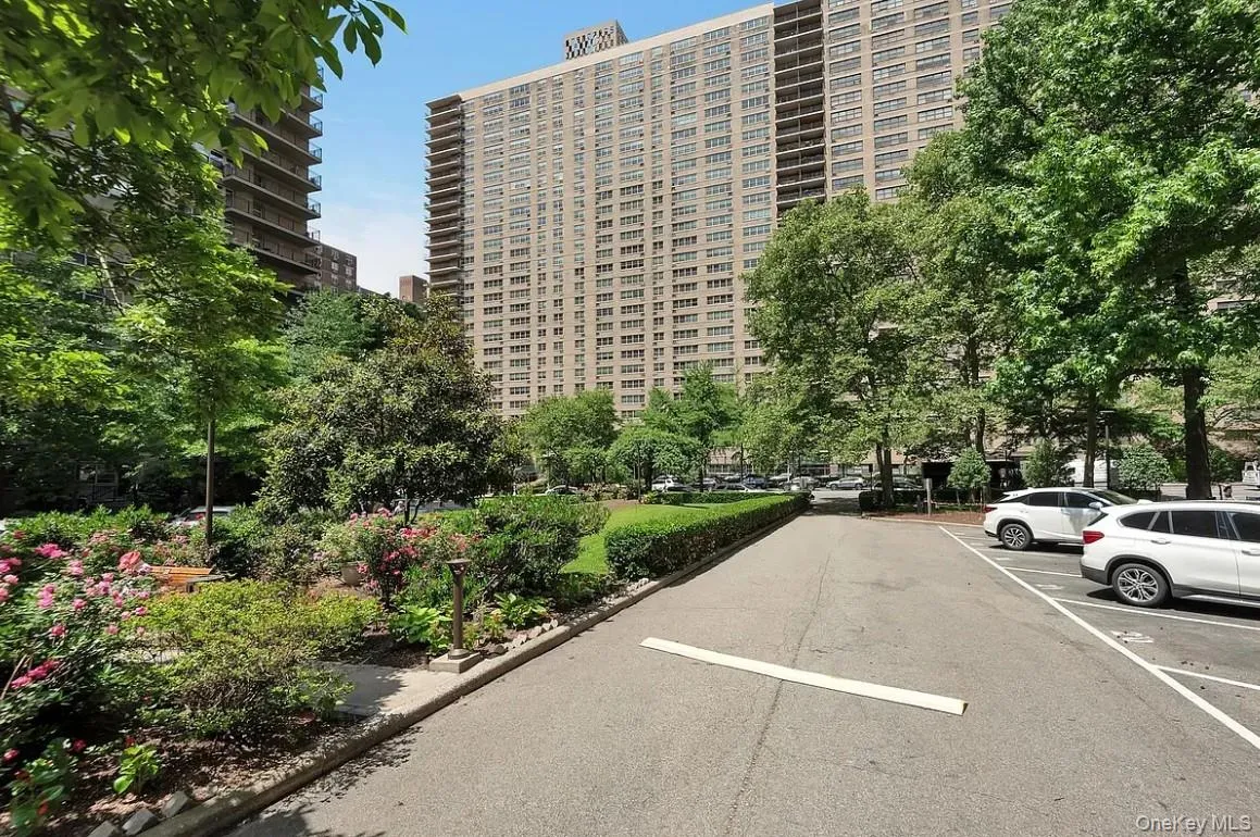 185 End Avenue, New York, NY, 2 Rooms Rooms,1 BathroomBathrooms,Residential,For Rent,End,0,1039186 185 End Avenue, New York, NY, 2 Rooms Rooms,1 BathroomBathrooms,Residential,For Rent,End,0,1039186