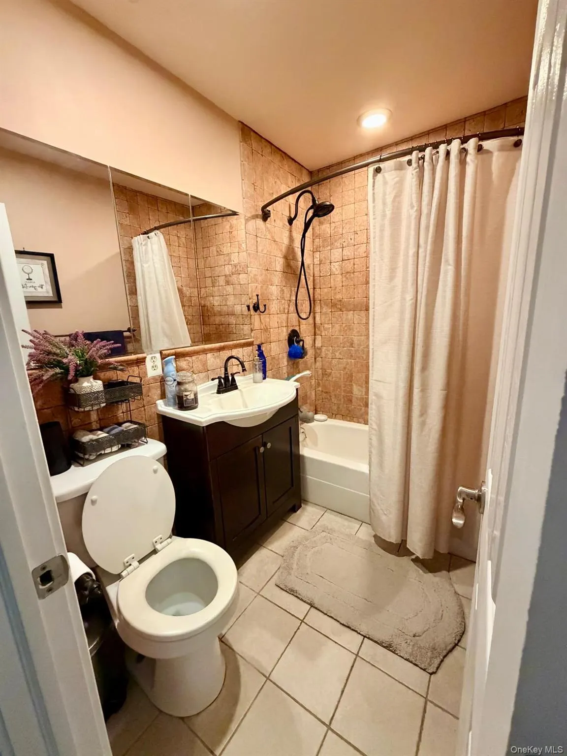 Ceramic floor and walls, bronze fixtures. Ceramic floor and walls, bronze fixtures.