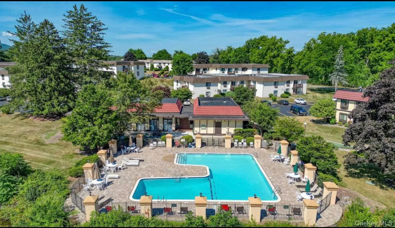 Cool yourself in this beautiful community pool. Cool yourself in this beautiful community pool.