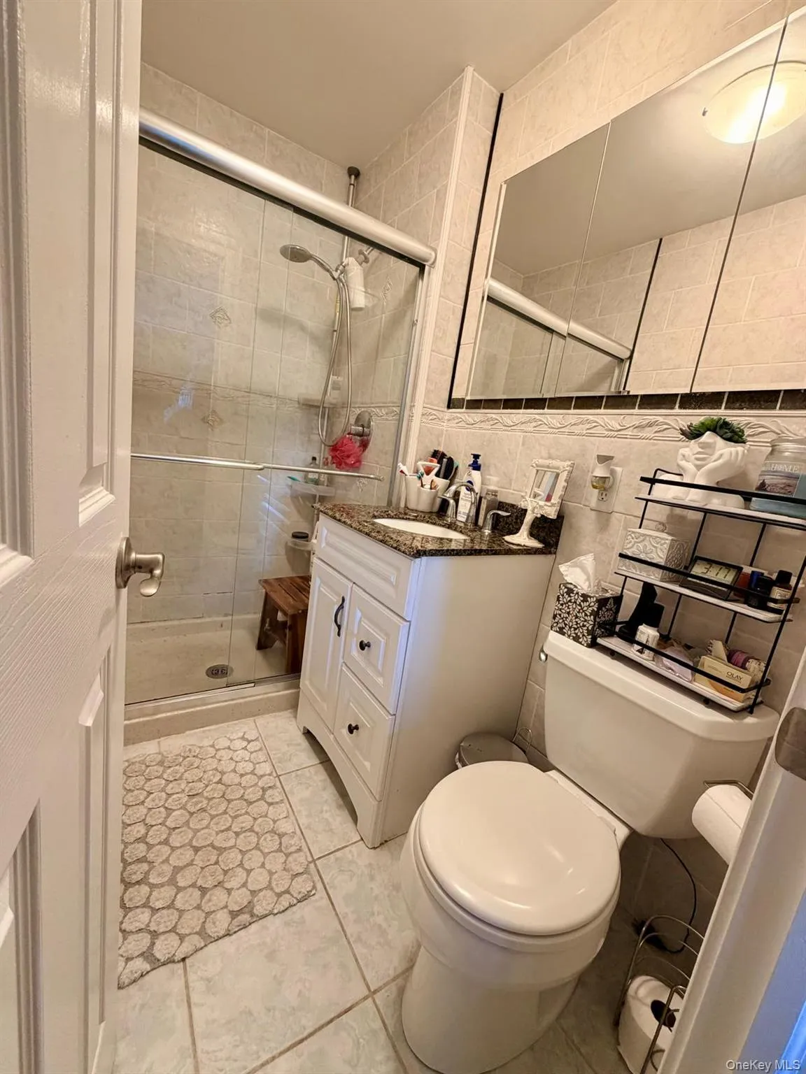 Ceramic floor and walls makes for easy maintenance. Ceramic floor and walls makes for easy maintenance.