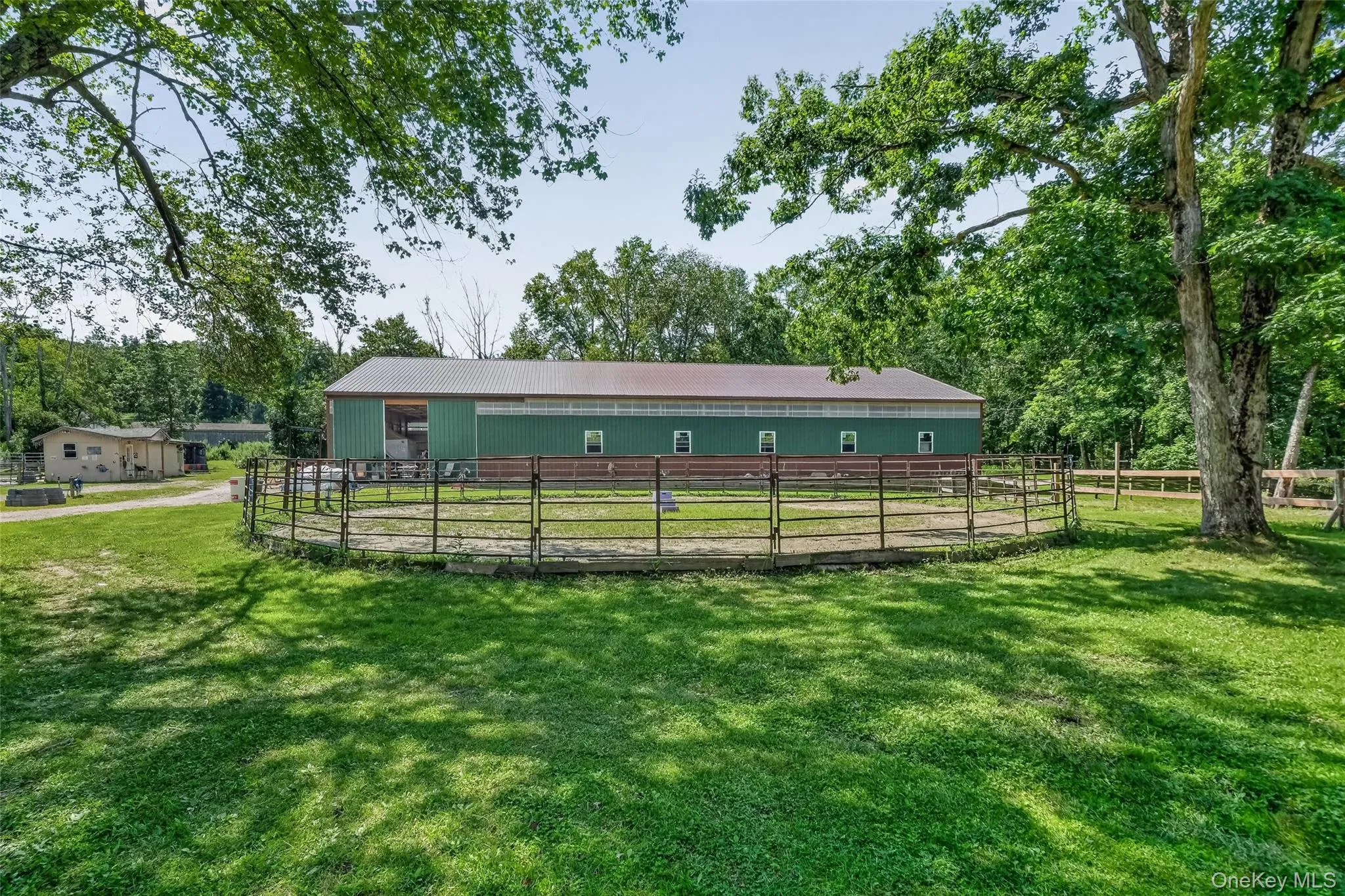 Round Pen and Indoor arena Round Pen and Indoor arena
