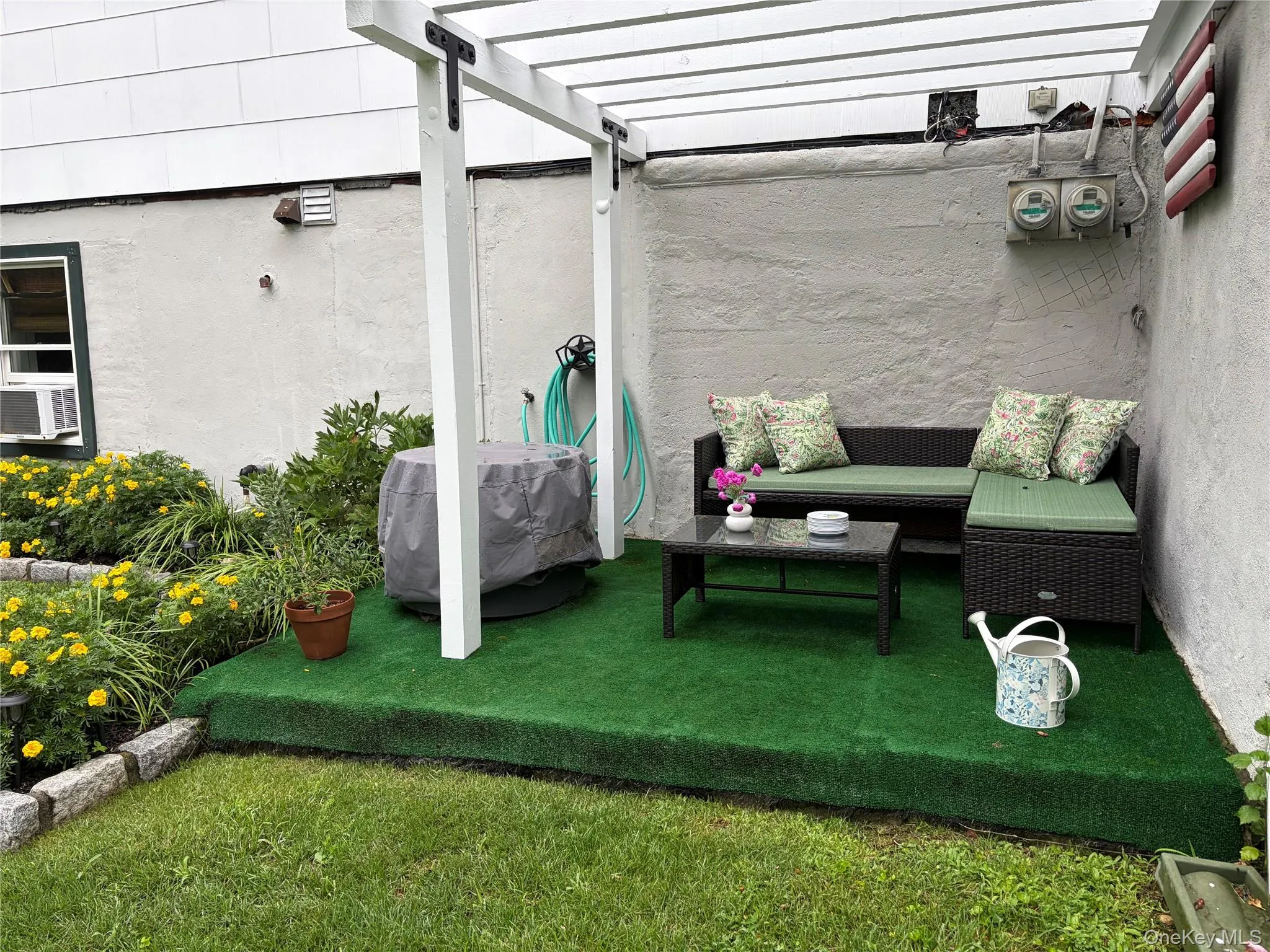 Side area for tenant outdoor use Side area for tenant outdoor use