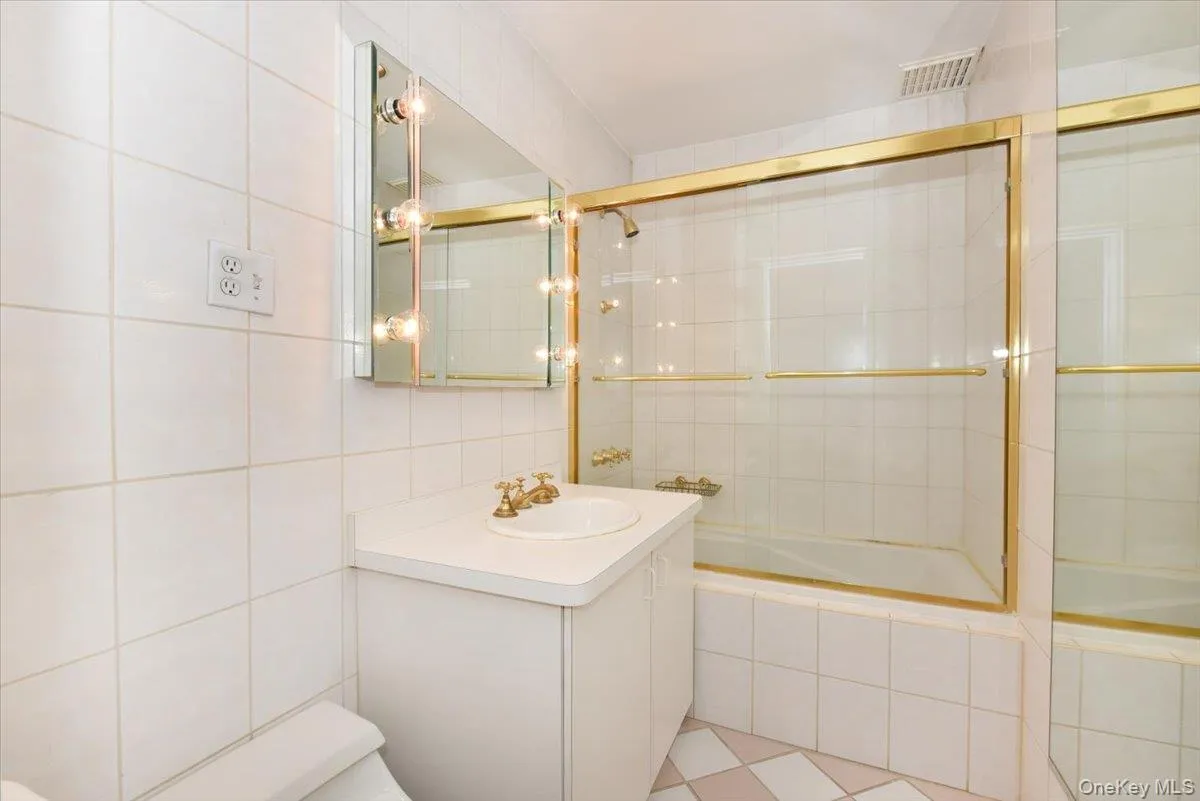 Primary en-suite Bath Primary en-suite Bath