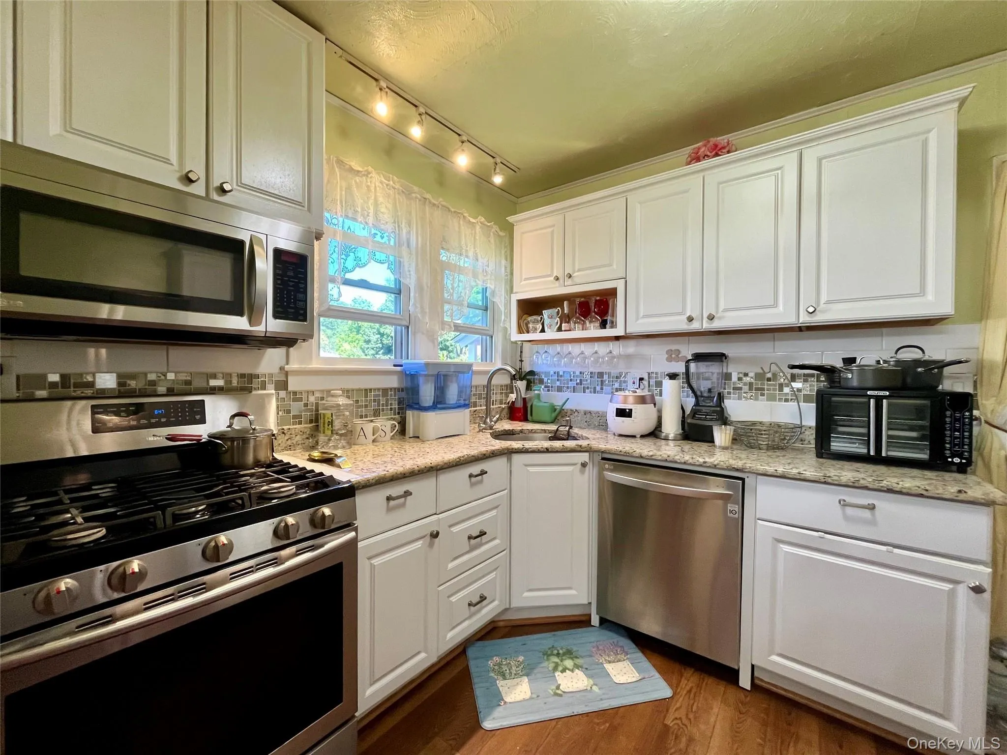11 Rose Place, Woodbury, NY, 2 Bedrooms Bedrooms, 7 Rooms Rooms,1 BathroomBathrooms,Residential,For Rent,Rose,0,1039240 11 Rose Place, Woodbury, NY, 2 Bedrooms Bedrooms, 7 Rooms Rooms,1 BathroomBathrooms,Residential,For Rent,Rose,0,1039240