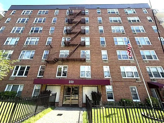 Welcome to 250 N. Broadway! Welcome to 250 N. Broadway!