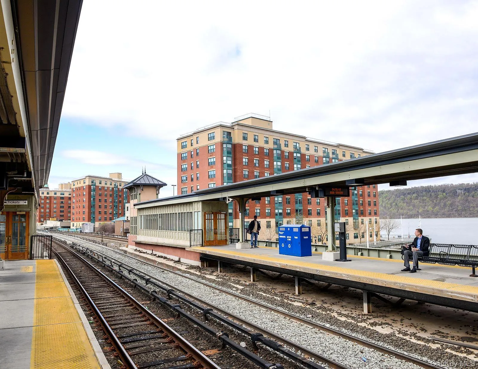 Express train only 10-15 min walk Express train only 10-15 min walk
