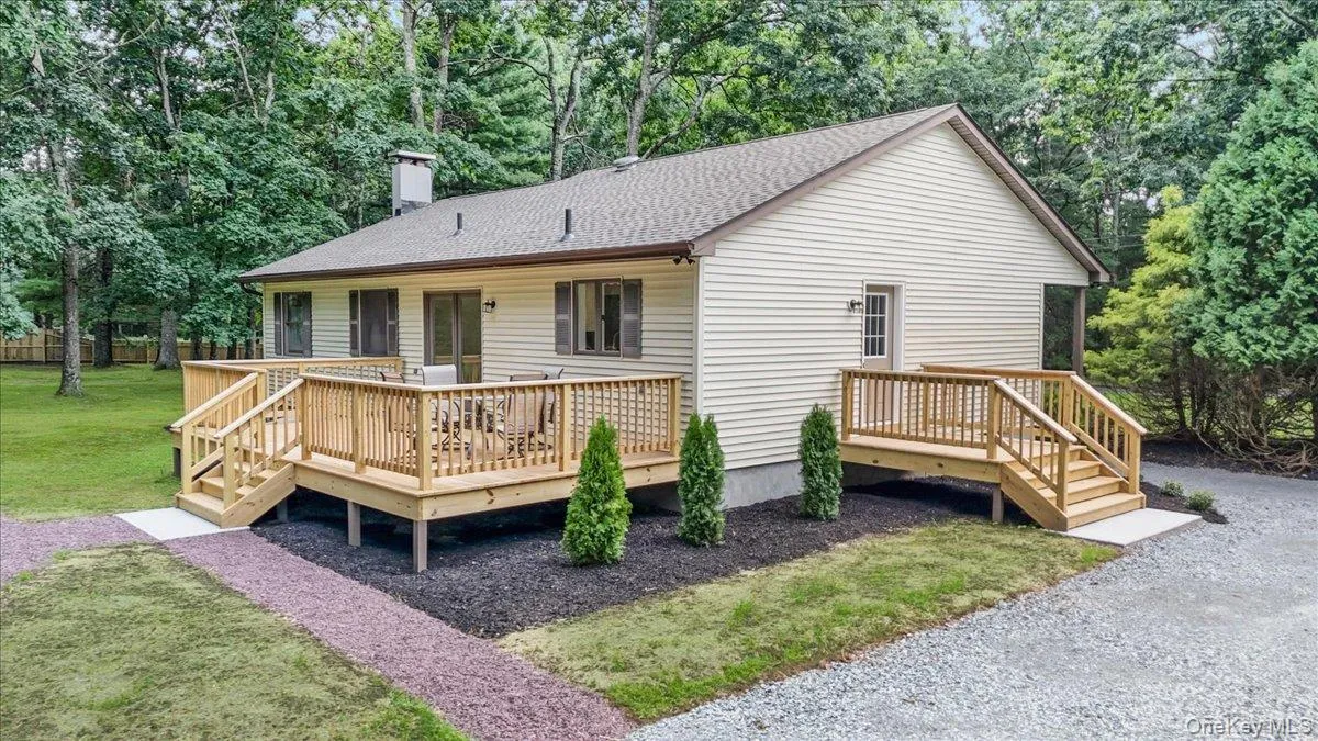 Entrance from driveway to kitchen and back deck pictured Entrance from driveway to kitchen and back deck pictured