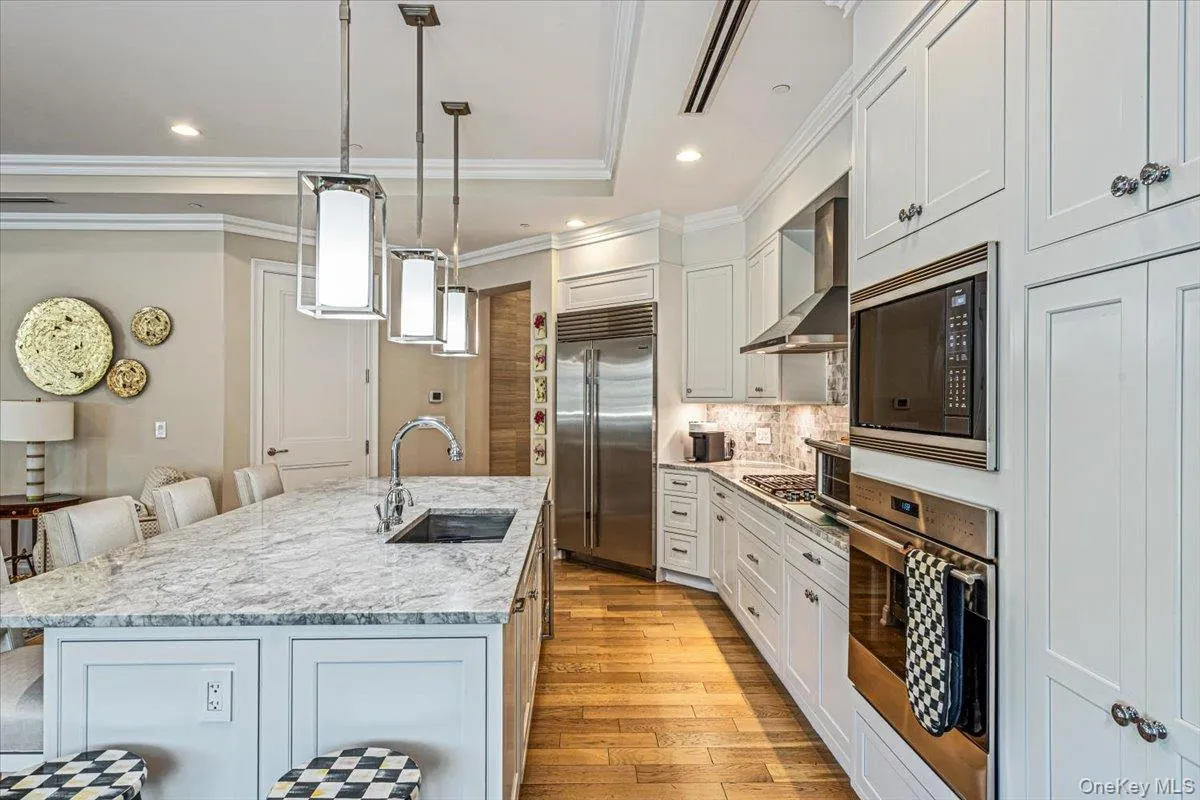 6000 Royal Court, North Hempstead, NY, 3 Bedrooms Bedrooms, 7 Rooms Rooms,2 BathroomsBathrooms,Residential,For Rent,Royal,0,1039302 6000 Royal Court, North Hempstead, NY, 3 Bedrooms Bedrooms, 7 Rooms Rooms,2 BathroomsBathrooms,Residential,For Rent,Royal,0,1039302