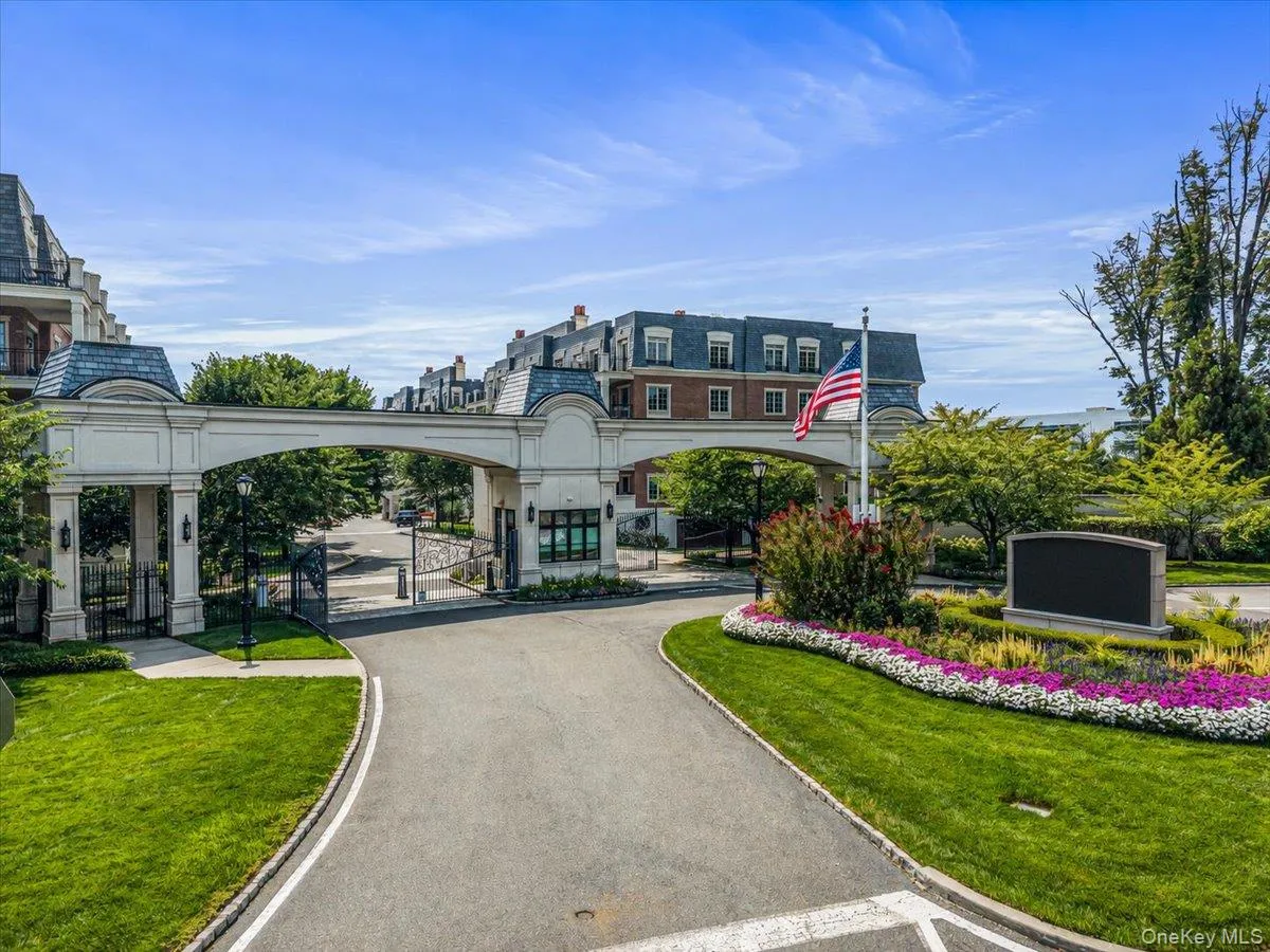 6000 Royal Court, North Hempstead, NY, 3 Bedrooms Bedrooms, 7 Rooms Rooms,2 BathroomsBathrooms,Residential,For Rent,Royal,0,1039302 6000 Royal Court, North Hempstead, NY, 3 Bedrooms Bedrooms, 7 Rooms Rooms,2 BathroomsBathrooms,Residential,For Rent,Royal,0,1039302