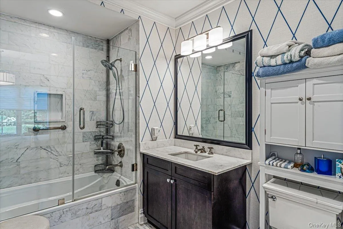 En-Suite Bathroom En-Suite Bathroom