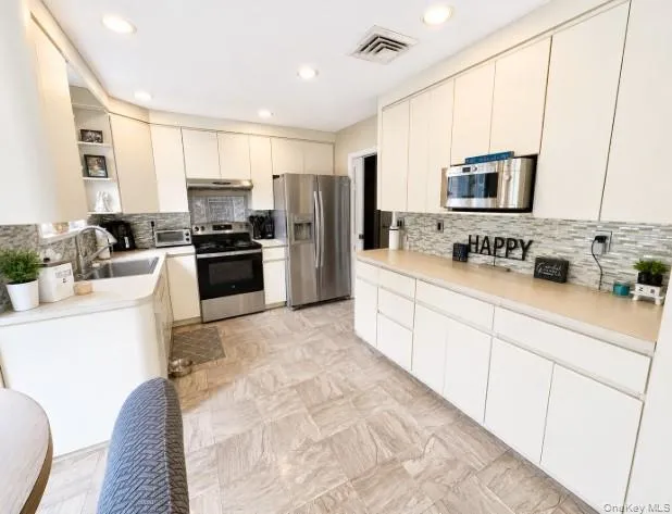 6 Flushing Street, Brookhaven, NY, 3 Bedrooms Bedrooms, 6 Rooms Rooms,2 BathroomsBathrooms,Residential,For Rent,Flushing,0,1039313 6 Flushing Street, Brookhaven, NY, 3 Bedrooms Bedrooms, 6 Rooms Rooms,2 BathroomsBathrooms,Residential,For Rent,Flushing,0,1039313