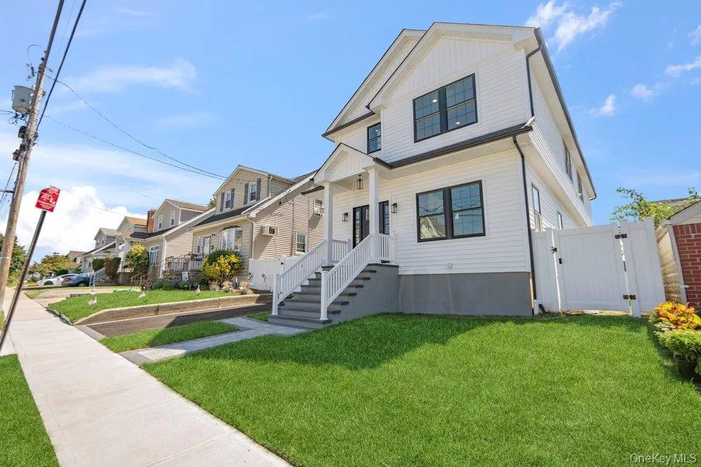 101 Brown Street, North Hempstead, NY, 4 Bedrooms Bedrooms, 9 Rooms Rooms,4 BathroomsBathrooms,Residential,For Rent,Brown,0,1039396 101 Brown Street, North Hempstead, NY, 4 Bedrooms Bedrooms, 9 Rooms Rooms,4 BathroomsBathrooms,Residential,For Rent,Brown,0,1039396
