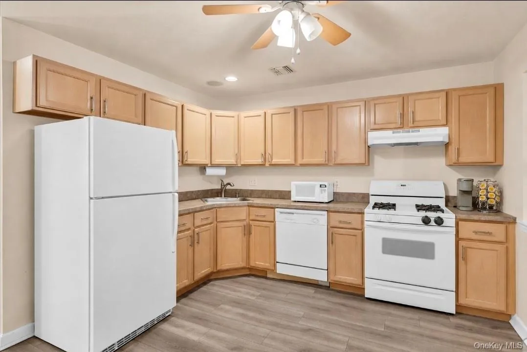 25 Victorian Lane, Brookhaven, NY, 2 Bedrooms Bedrooms, 5 Rooms Rooms,1 BathroomBathrooms,Residential,For Rent,Victorian,0,1039399 25 Victorian Lane, Brookhaven, NY, 2 Bedrooms Bedrooms, 5 Rooms Rooms,1 BathroomBathrooms,Residential,For Rent,Victorian,0,1039399