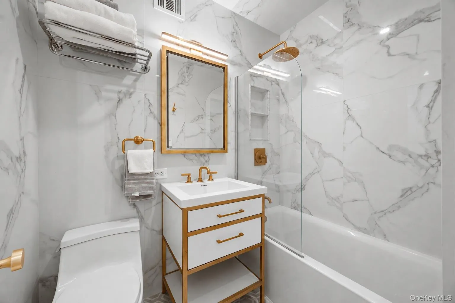 Lovely full bathroom Lovely full bathroom